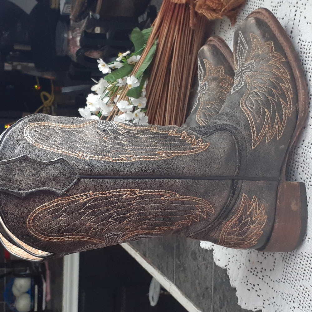 - CORRAL COWGIRL DISTRESSED BOOTS